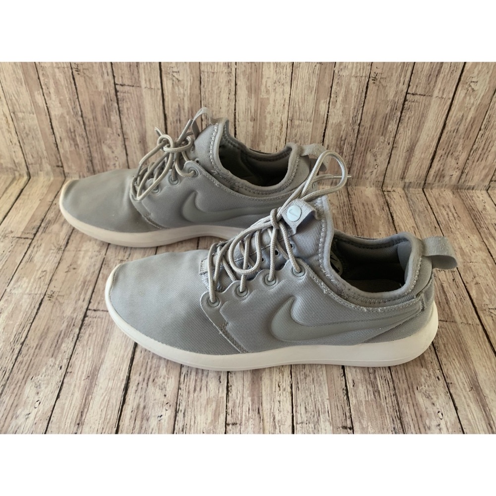 Nike Women's Size 7.5 Roshe Gray Lace Up Athletic Sneakers